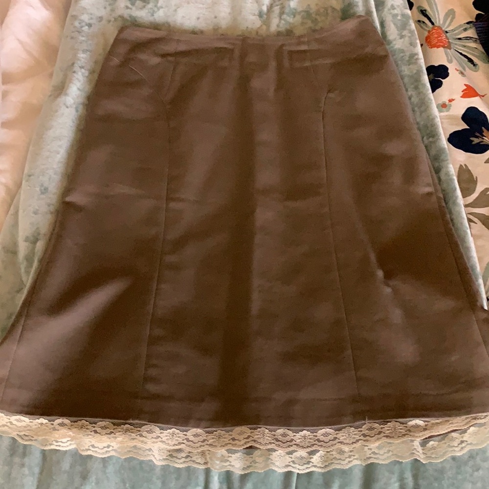 Ladies Skirt, pleated, with lace detail